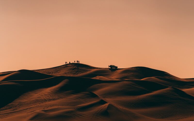 Eine Karawane in der Wüste von Saudi Arabien